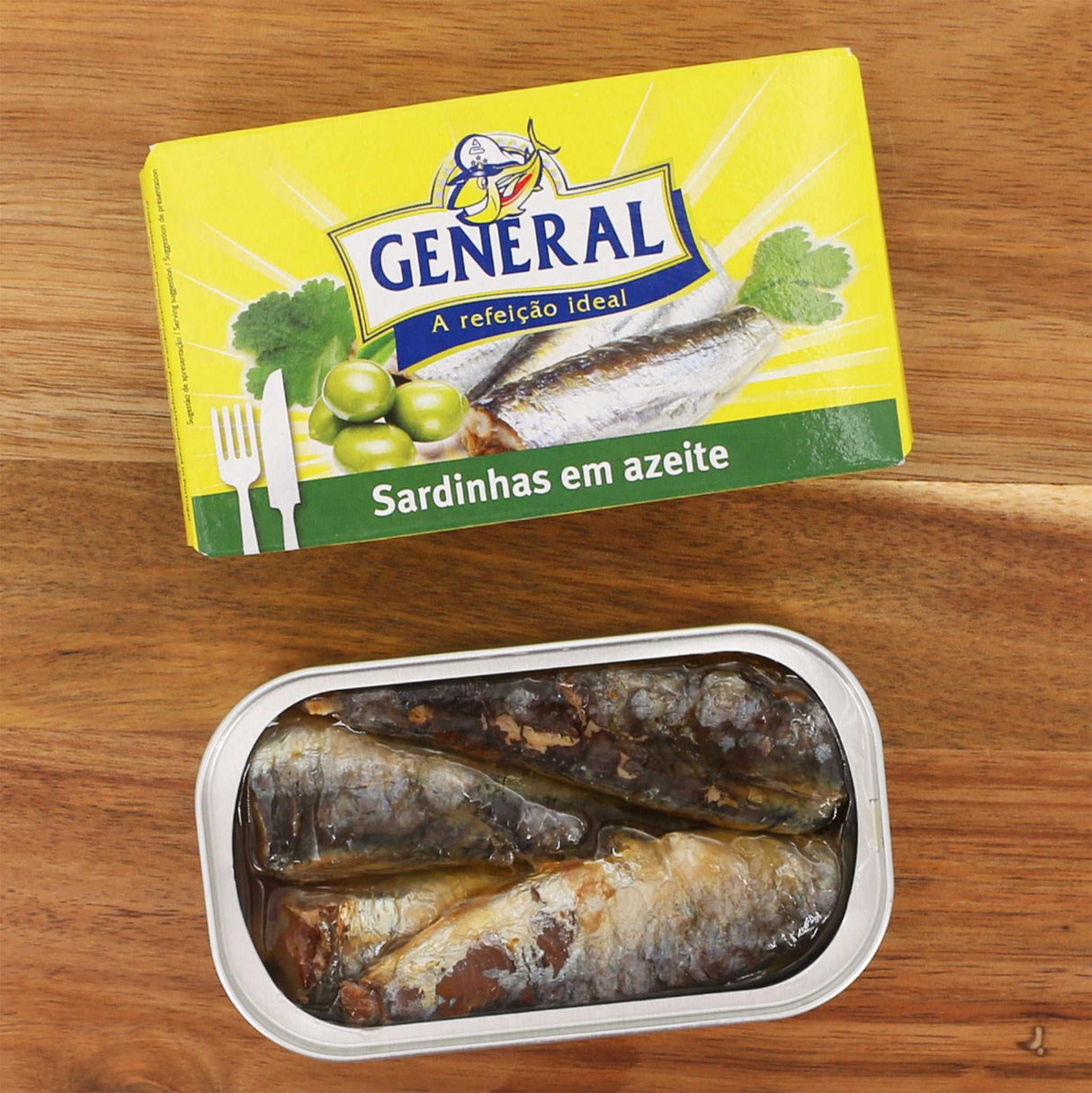 Sardinen in Olivenöl General Dose offen mit Packung von oben