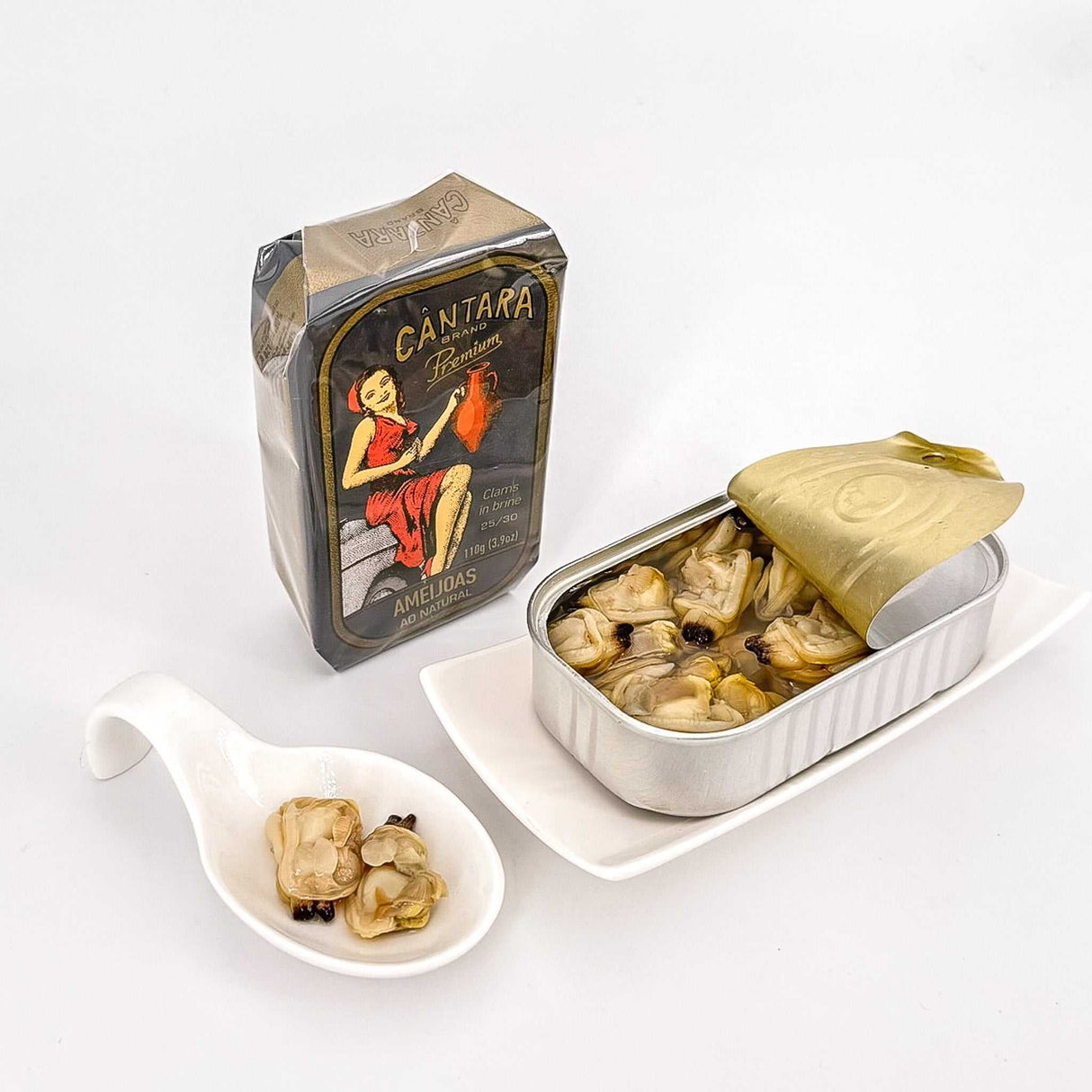 Venusmuscheln in Salzwasser offen