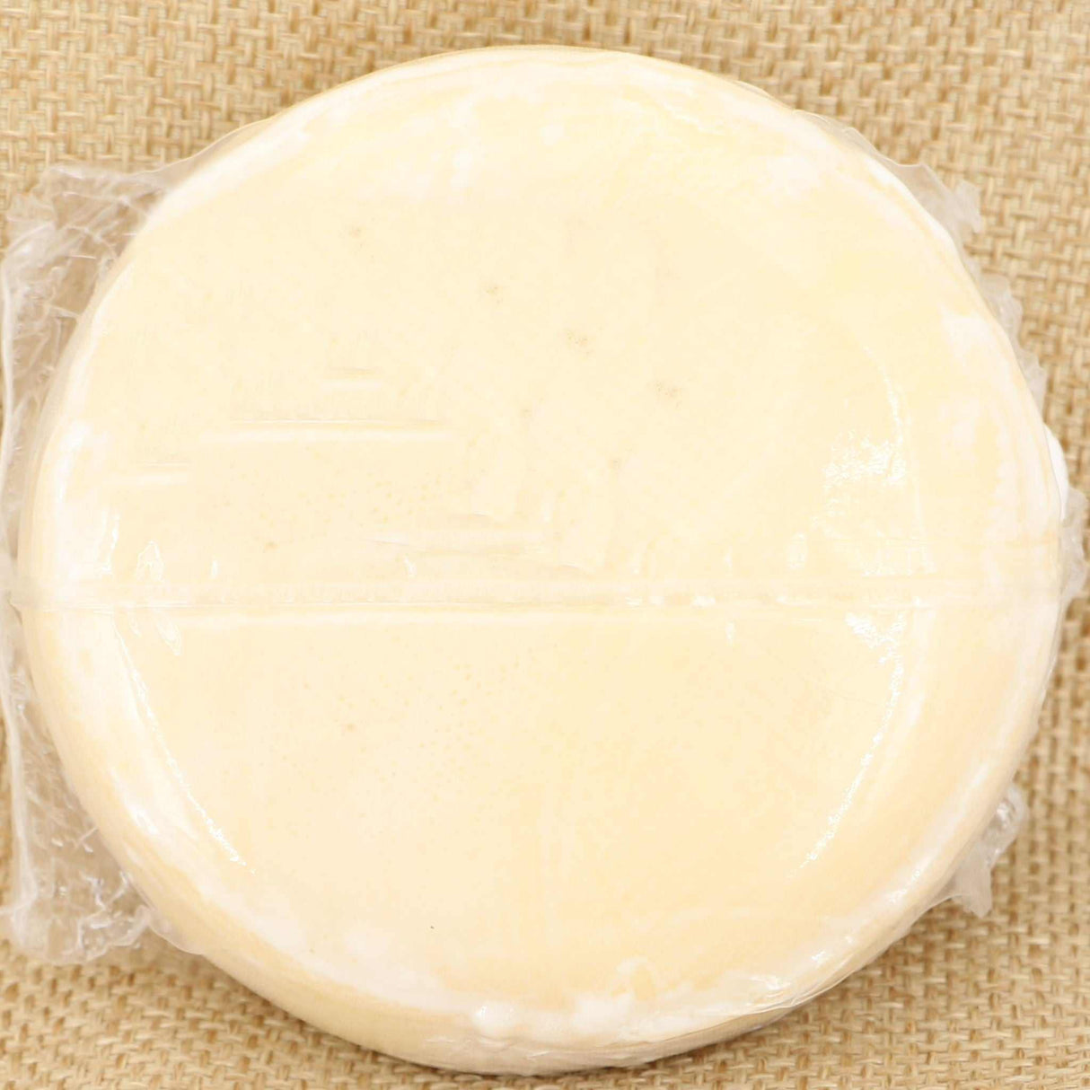 Buttrich weicher Kuh- und Schafsmilchkäse hinten