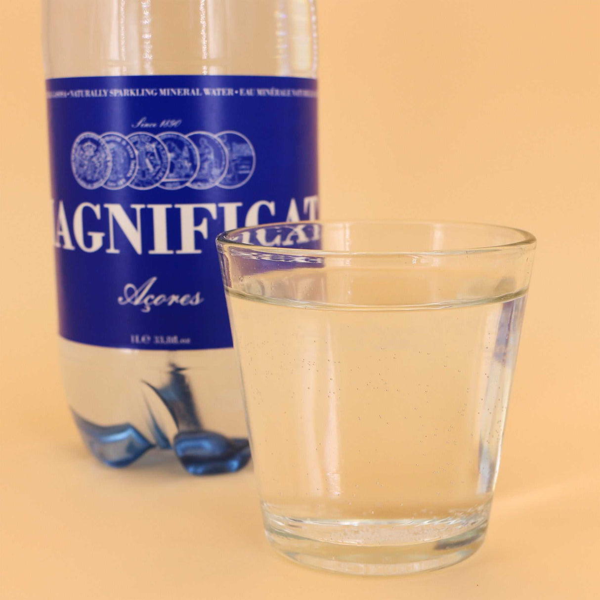 Natürliches Mineralwasser Azoren Magnificat Glas nah