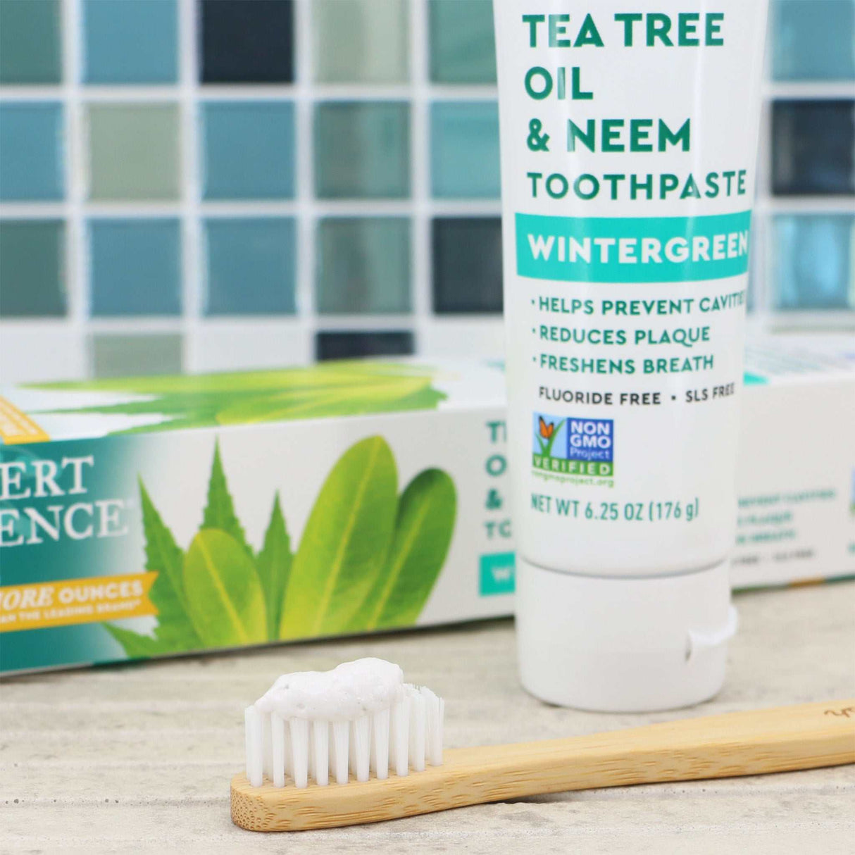 Teebaumöl-Zahncreme mit Niem paste nah