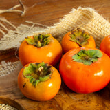 Apfel Kakis auf Brett