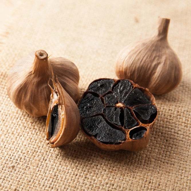 Schwarzer Knoblauch aufgeschnitten