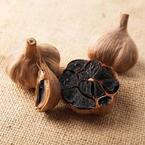 Schwarzer Knoblauch aufgeschnitten