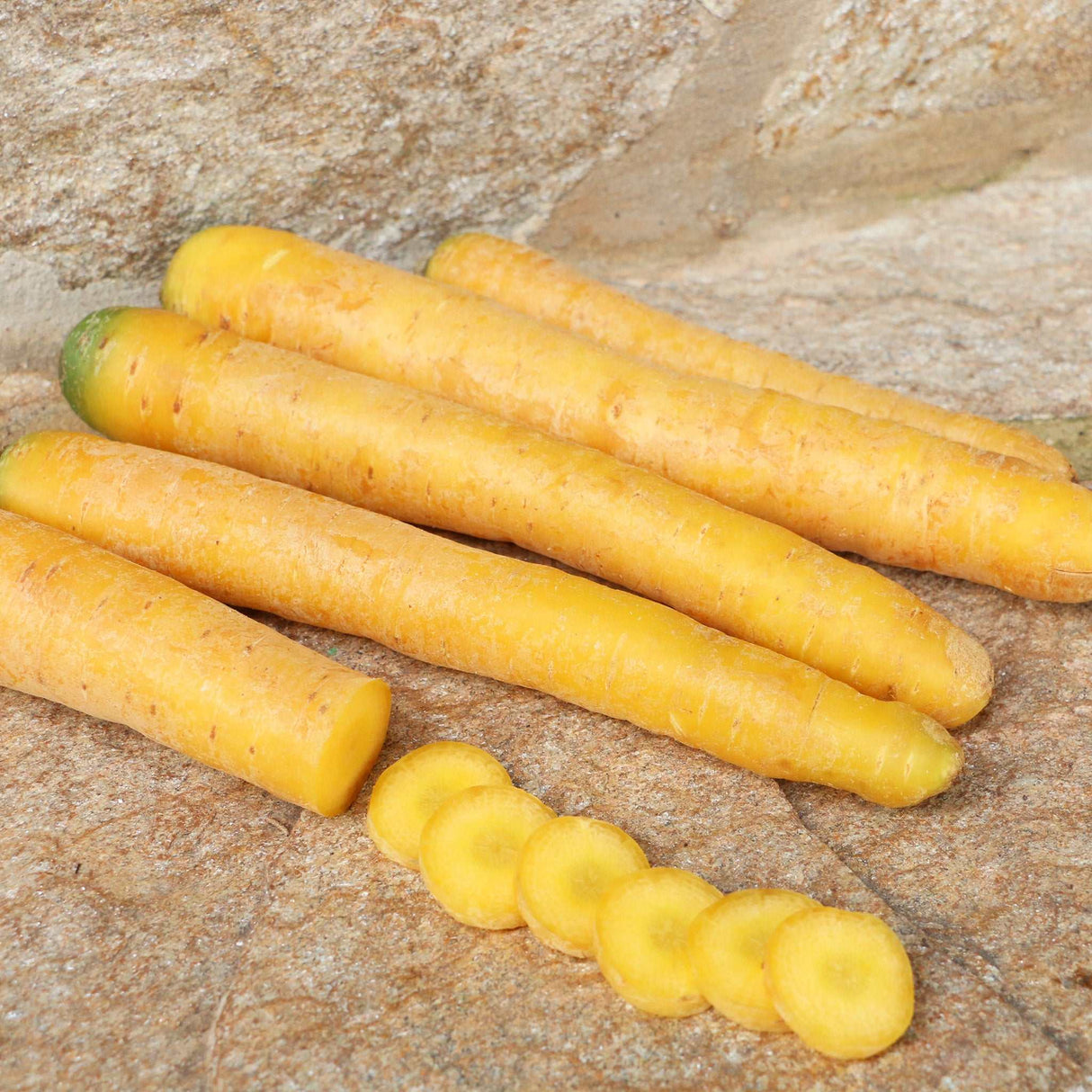 Karotten gelb aufgeschnitten