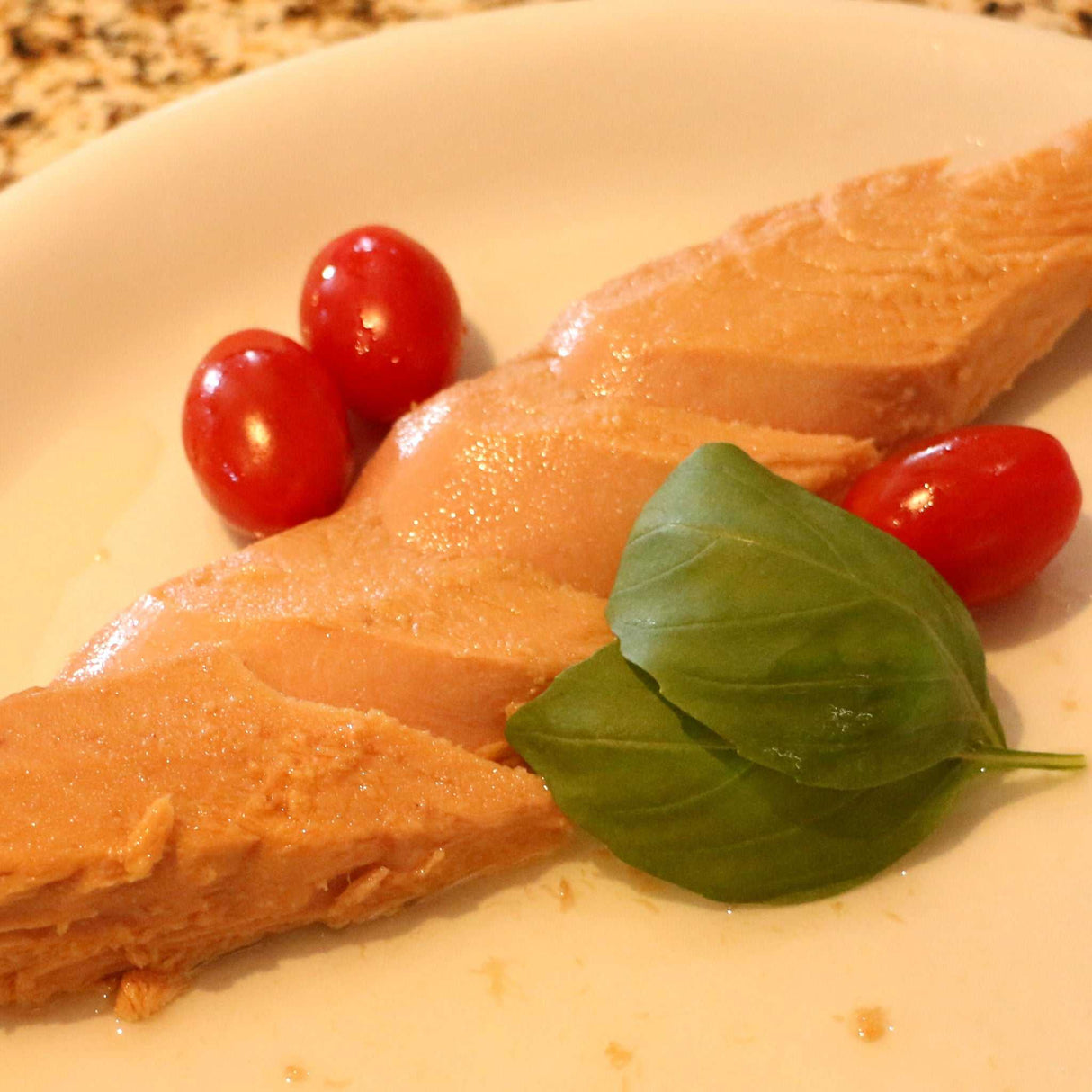 Thunfischfilets in Olivenöl groß dekoriert