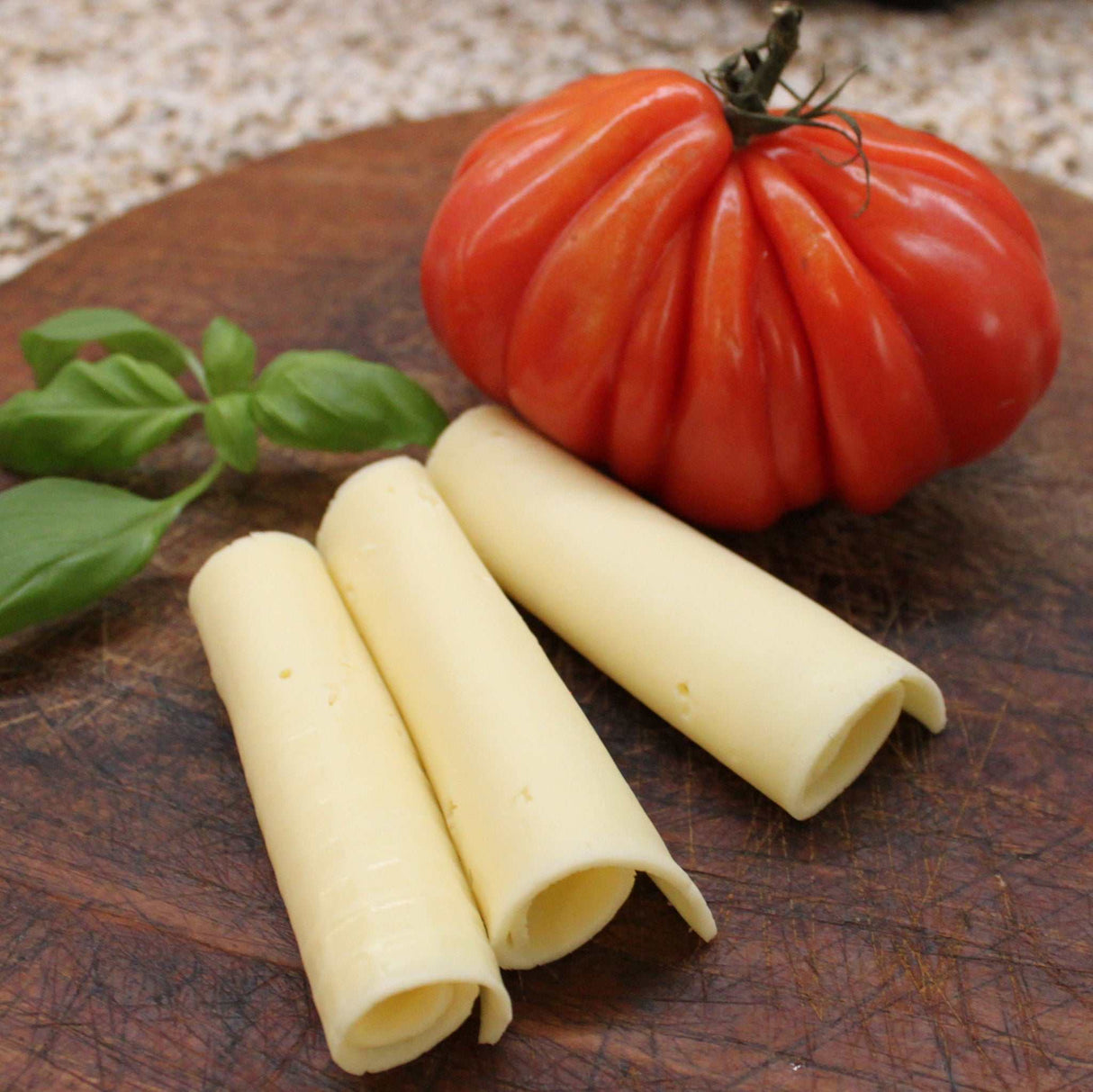 Käse in Scheiben Azoren Milhafre dos Açores gerollt