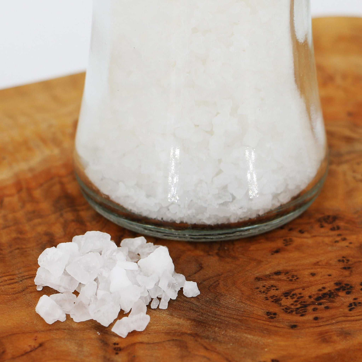 Salzmühle mit Meersalz nah