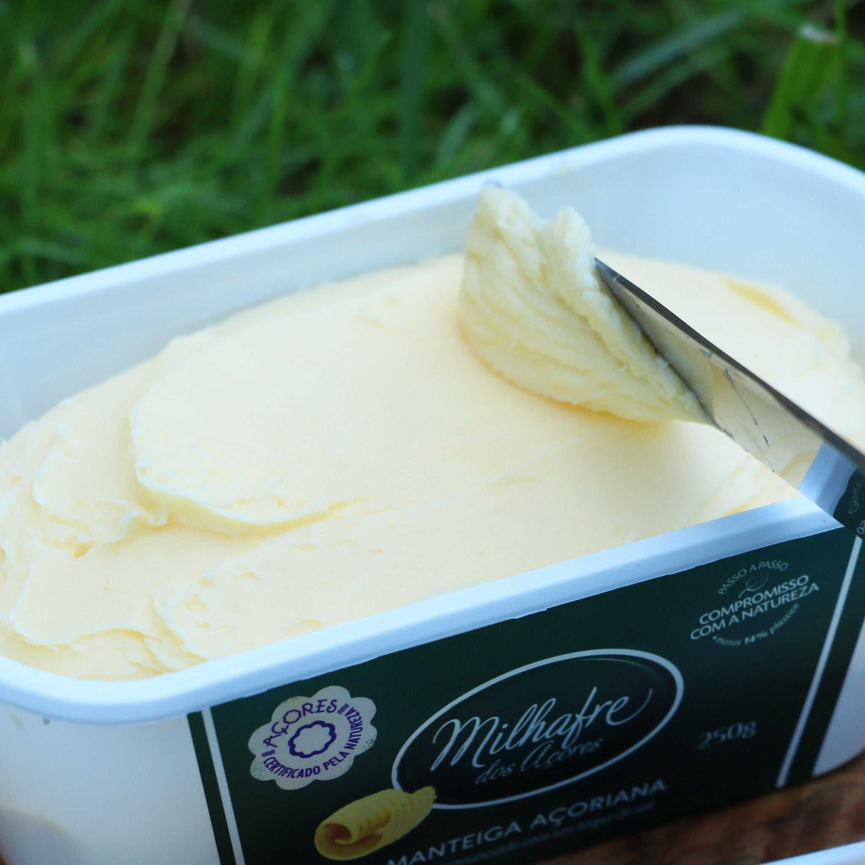 Weidebutter mit Salz Milhafre dos Açores gestrichen
