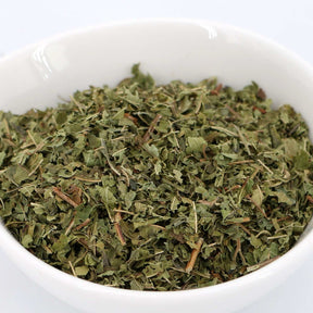 Eisenkrautblätter (Zitronenverbene) geschnitten