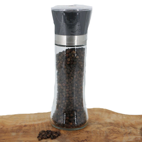 Pfeffermühle mit schwarzem Pfeffer 
