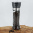 Pfeffermühle mit schwarzem Pfeffer