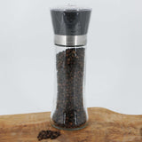 Pfeffermühle mit schwarzem Pfeffer