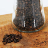 Pfeffermühle mit schwarzem Pfeffer nah