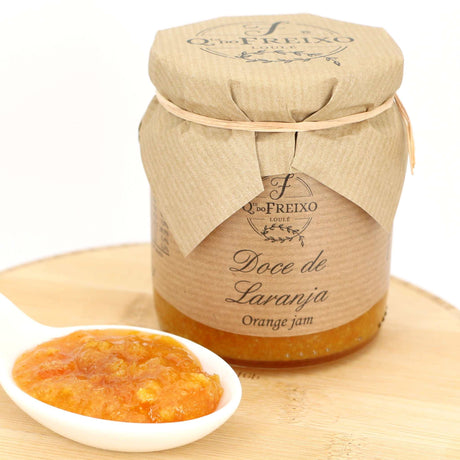 Süße Orangenmarmelade mit Schale offen