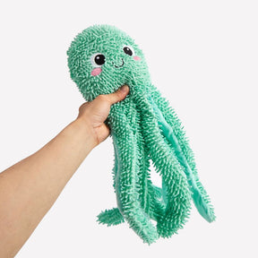 Grüner Oktopus – Robustes Hundespielzeug in Hand