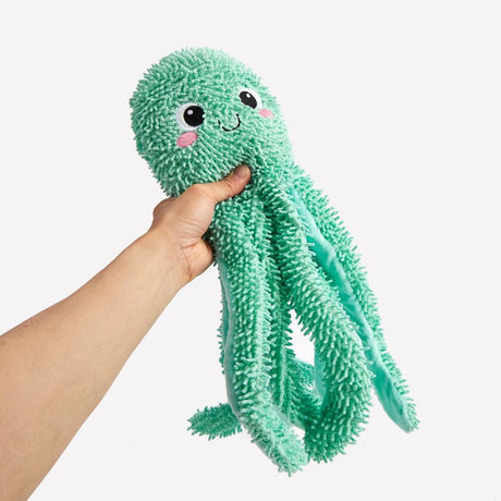Grüner Oktopus – Robustes Hundespielzeug in Hand