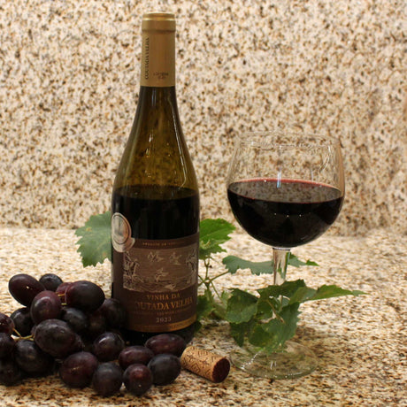 Rotwein Regional Alentejano  Vinha da Coutada Velha im Glas und Trauben