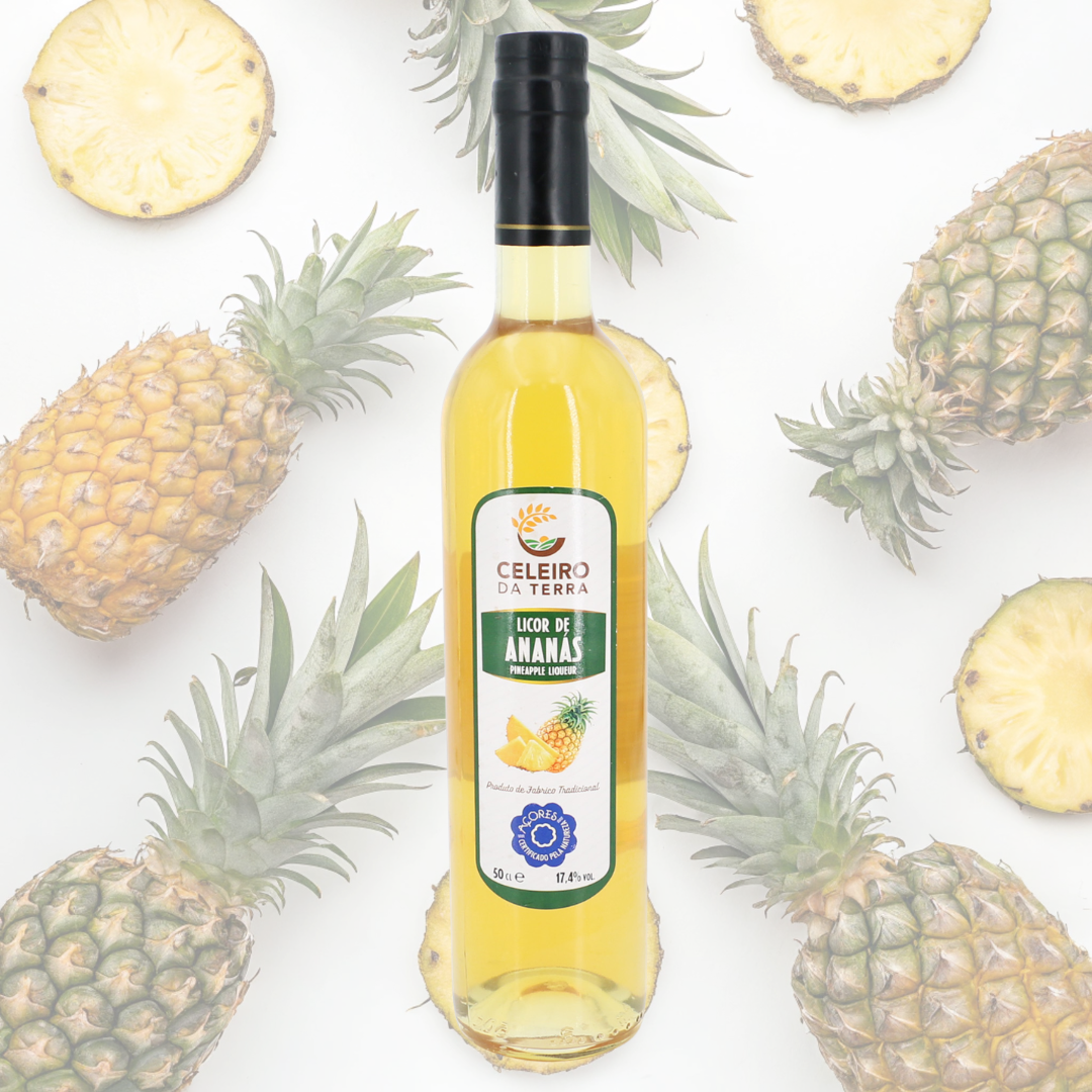 Ananaslikör der Azoren / Celeiro da Terra mit Ananas